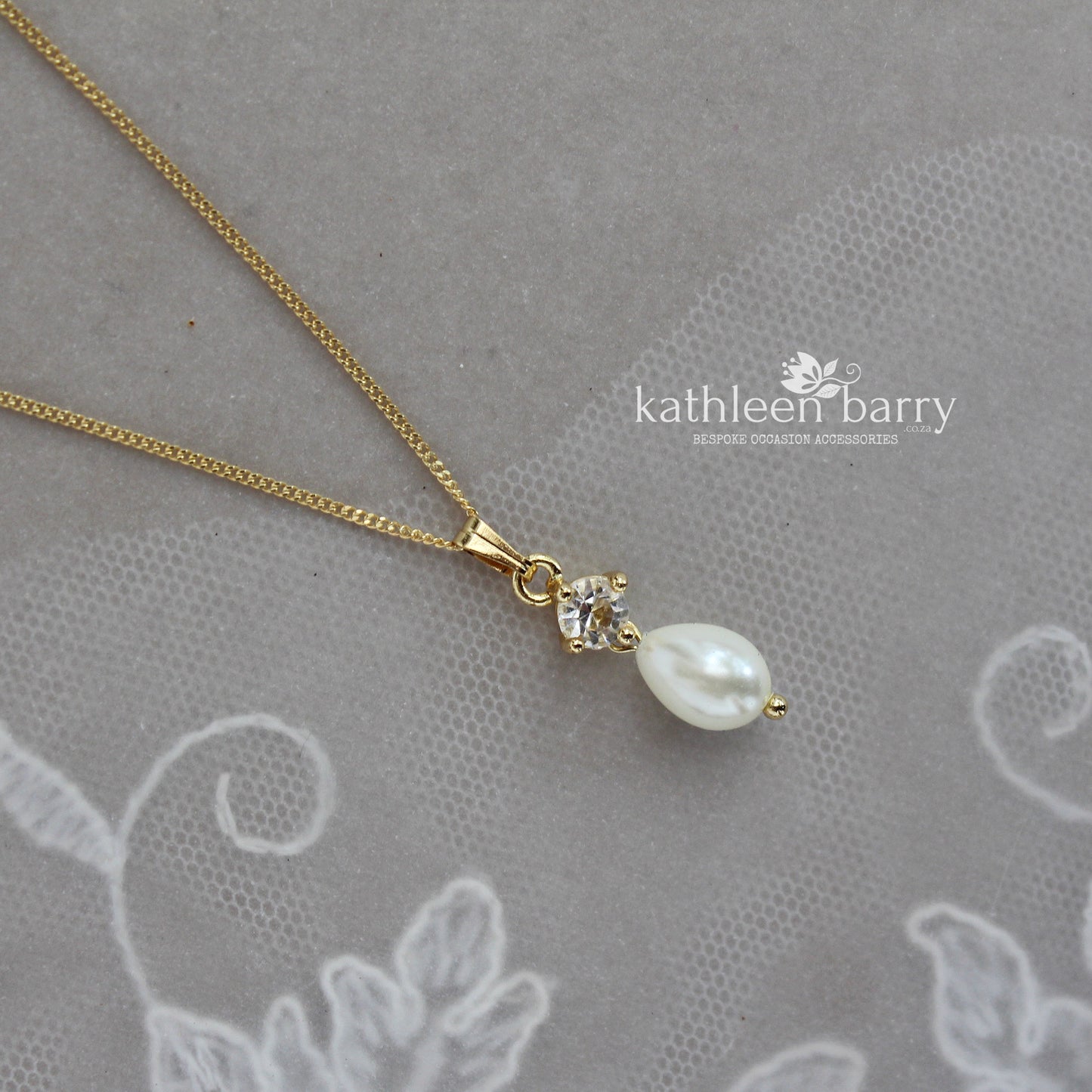 Annie chain pendent necklace - Cubic Zirconia & pearl - Available in Silver and gold - Limited stock