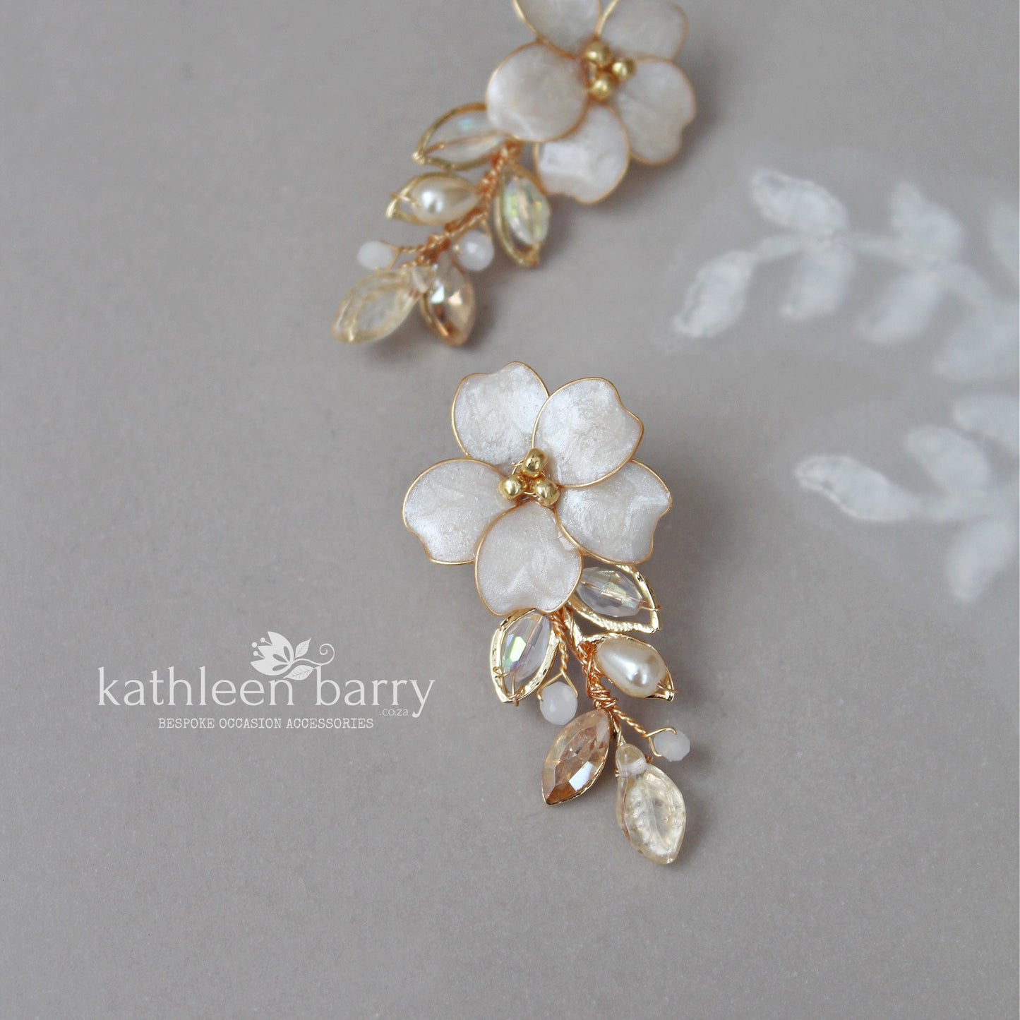 Flower wedding earrings crystal and pearl, assorted colors available, statement Bridal earrings - Assorted colors STYLE : Danielle
