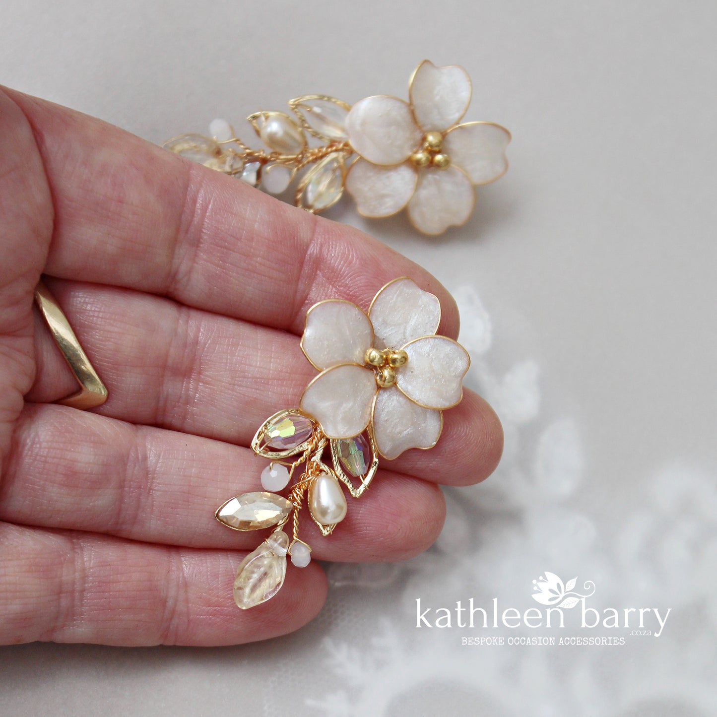 Flower wedding earrings crystal and pearl, assorted colors available, statement Bridal earrings - Assorted colors STYLE : Danielle