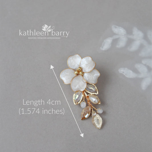 Flower wedding earrings crystal and pearl, assorted colors available, statement Bridal earrings - Assorted colors STYLE : Danielle
