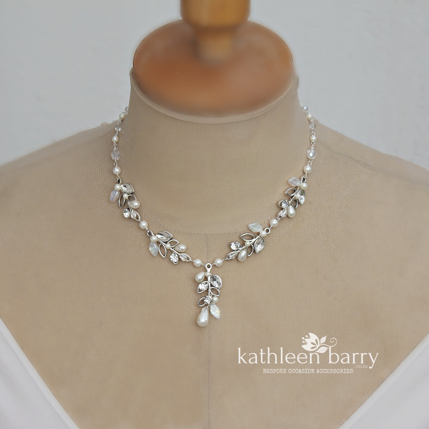 Seona leaf necklace with crystals, rhinestones and pearls in rose gold, gold or silver finish