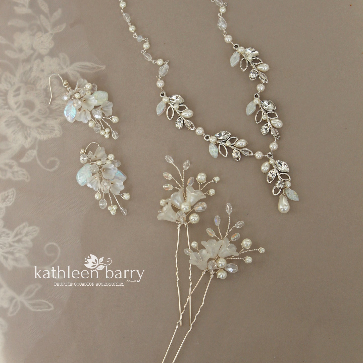 Seona leaf necklace with crystals, rhinestones and pearls in rose gold, gold or silver finish
