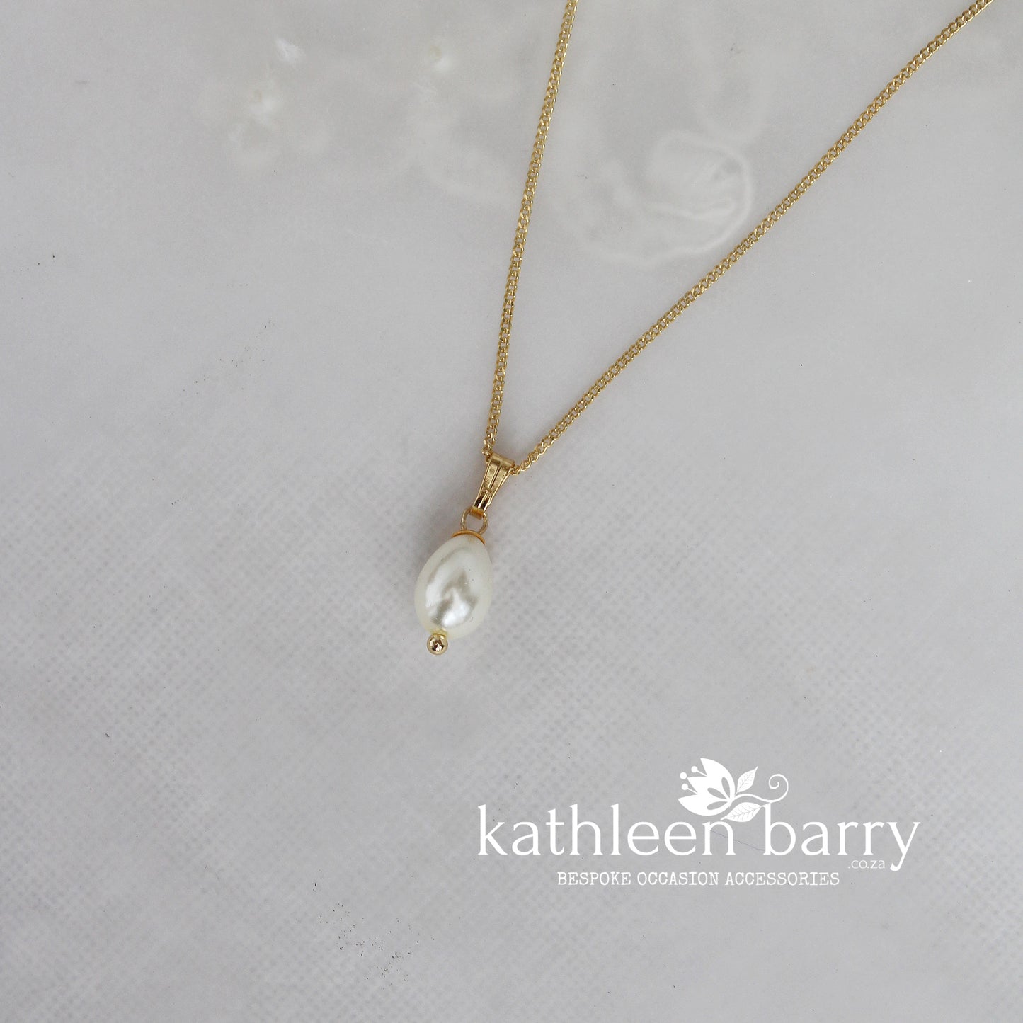 Simple pearl pendant necklace available in Silver, gold or rose gold