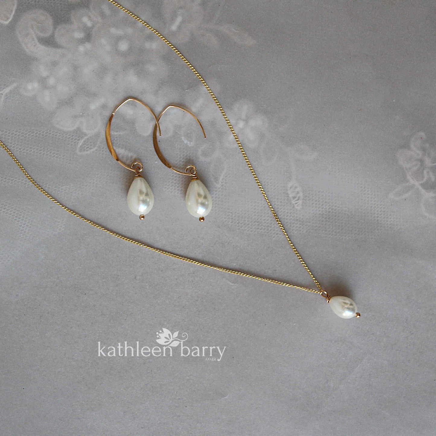 Simple pearl pendant necklace available in Silver, gold or rose gold