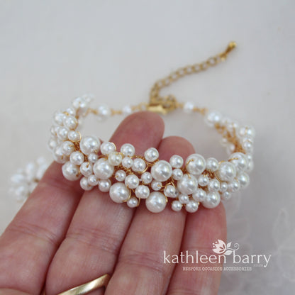 Pearl bracelet available in 3 pearl colors - Silver, gold or rose gold finish options STYLE : Lelani