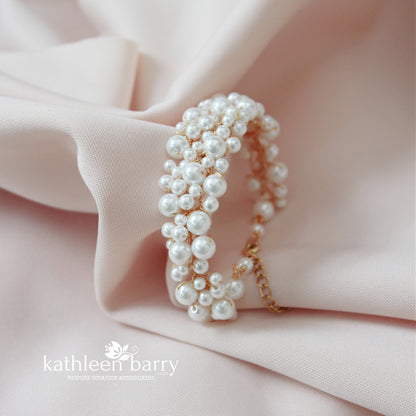 Pearl bracelet available in 3 pearl colors - Silver, gold or rose gold finish options STYLE : Lelani