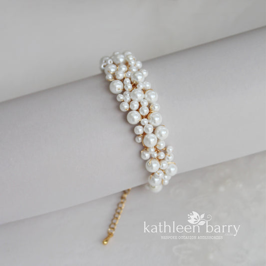 Pearl bracelet available in 3 pearl colors - Silver, gold or rose gold finish options STYLE : Lelani