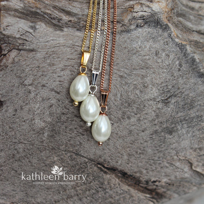 Simple pearl pendant necklace available in Silver, gold or rose gold