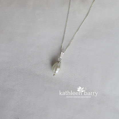 Simple pearl pendant necklace available in Silver, gold or rose gold